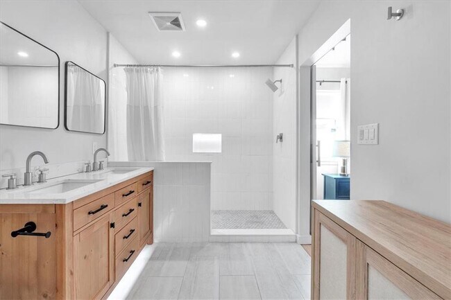 Building Photo - 1520 Foote St NE