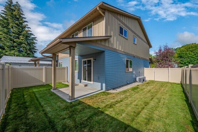Building Photo - Townhome 3 bed 2.5 bath