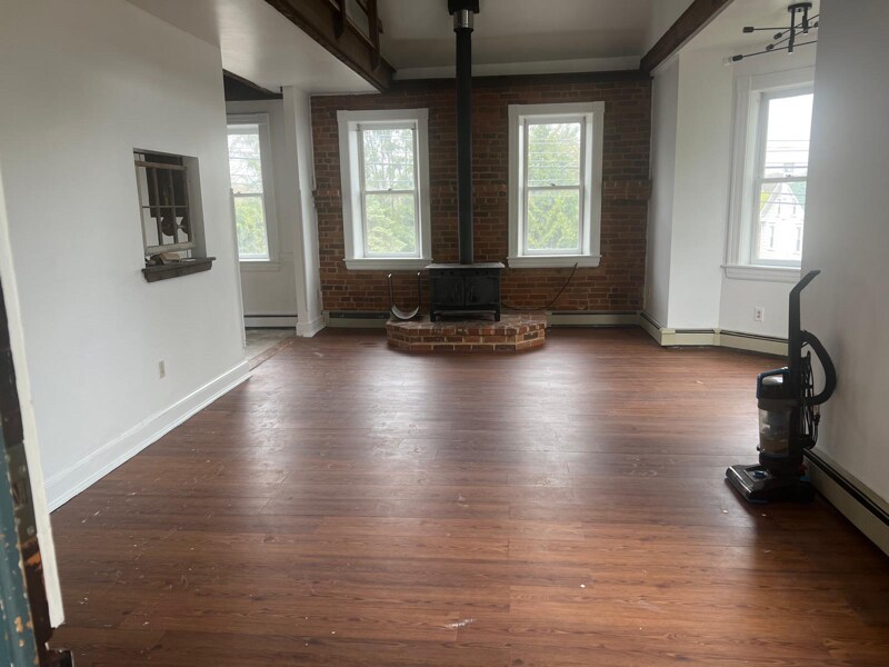 Building Photo - 210 E Main St