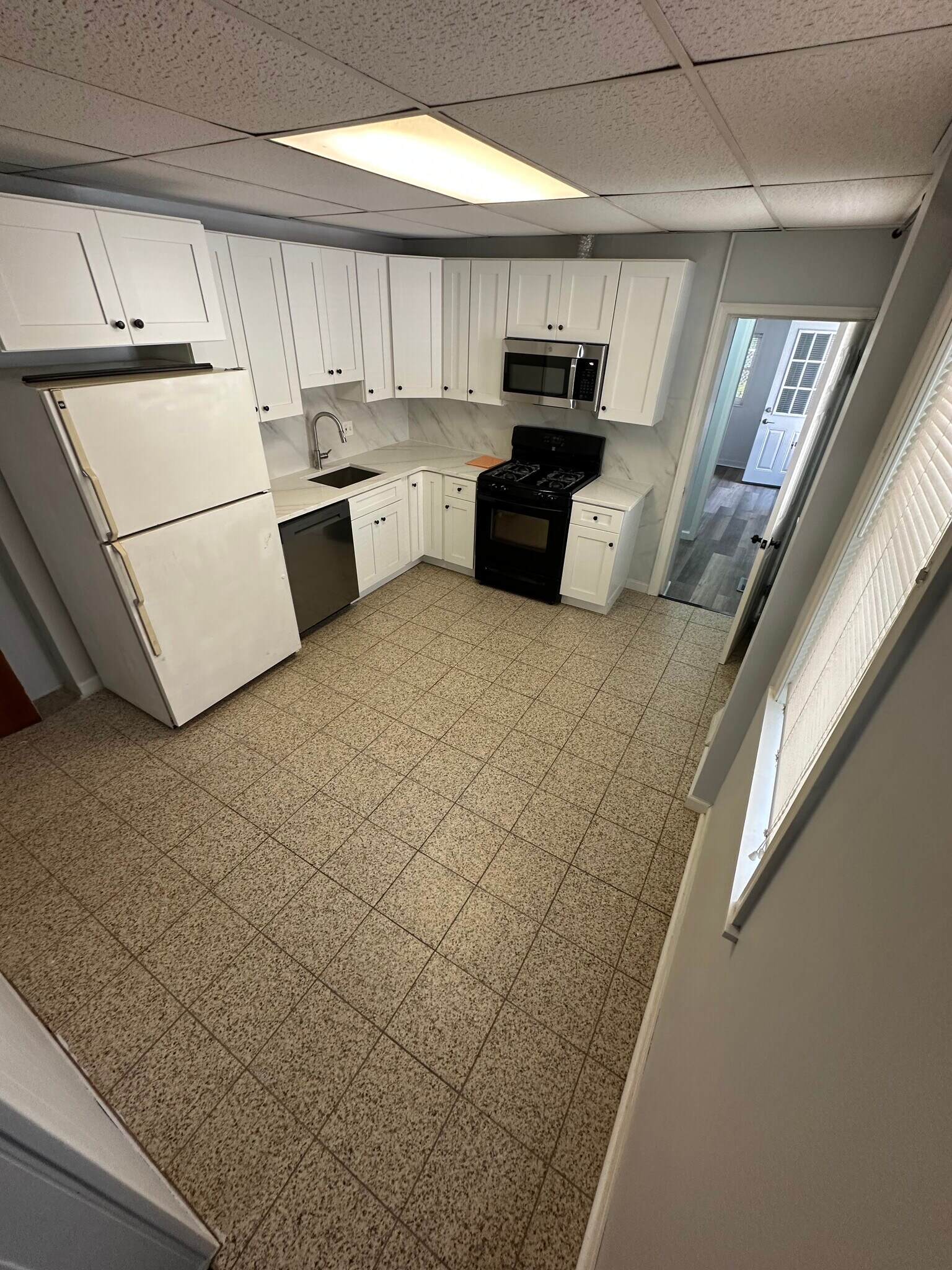 Kitchen - 2552 E Clearfield St