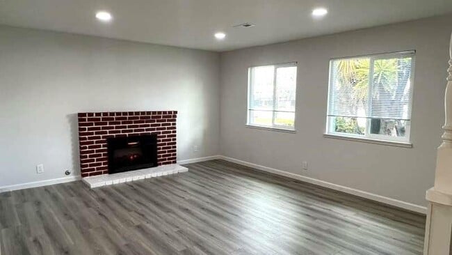 Building Photo - 1281 Saratoga Ave