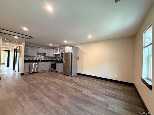 Building Photo - 268 Carpenter Ave