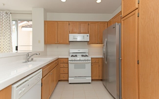 Building Photo - Spacious Home within the Legends Community...
