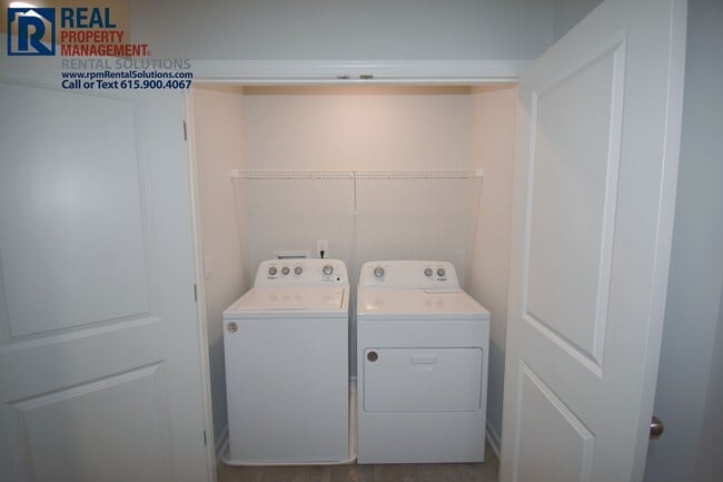 Building Photo - Like new 3bd townhome w/ attached 2 car garage & community pool! Washer/dryer included!