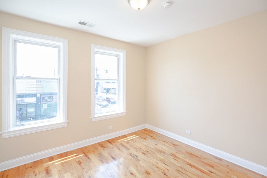 Building Photo - 5556 W Belmont Ave