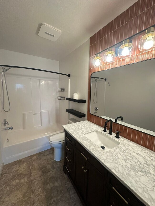 Building Photo - $1,000 Amazon Gift Card Upon Move-In | Spacious 3 Bed / 2.5 Bath Home in South Weber
