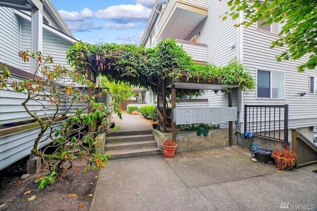 Building Photo - AVAILABLE AUGUST 1ST >> Beautiful Fully Remodeled 2BR/1BA Condo in Seattle!