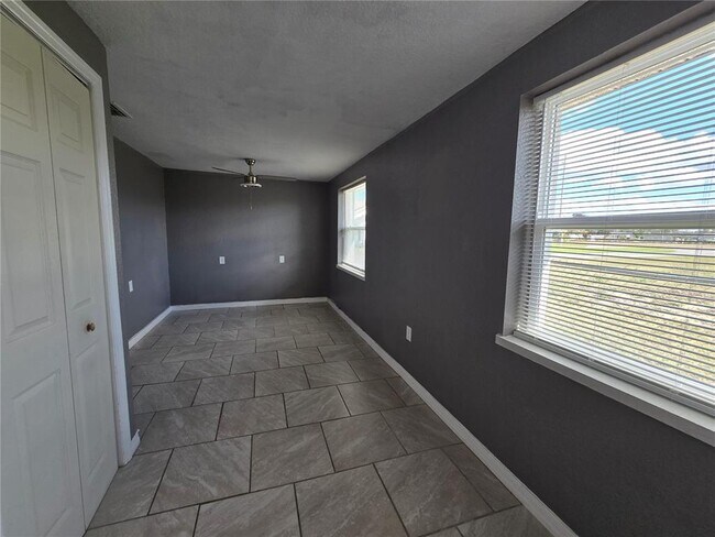 Building Photo - 246 W Bay Ave