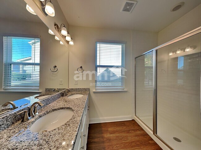 Building Photo - 245 Lake Vista Dr