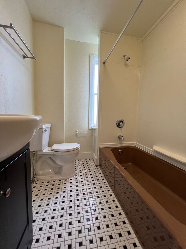 Building Photo - Updated 1BR 1 Bath house with office now available!