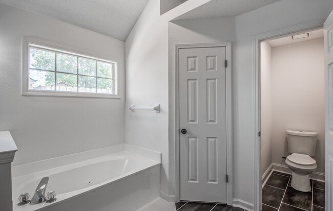 Building Photo - 5624 Annandale Dr