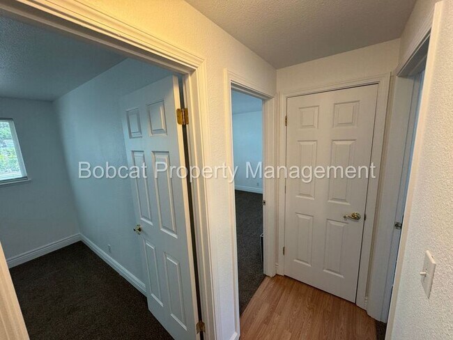 Building Photo - 700 Cottonwood Dr