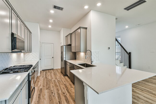 Building Photo - 678 Royal Arch Dr