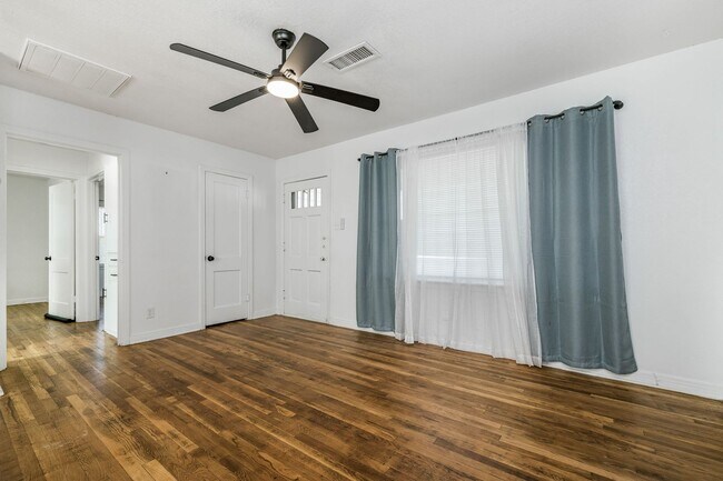 Building Photo - Two bedroom house for lease
