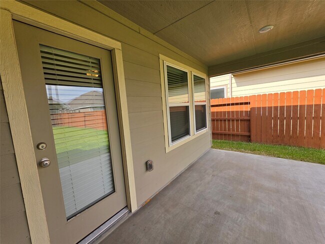 Building Photo - 2011 Cherryvale Dr