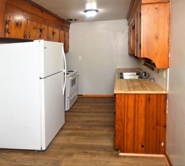 Building Photo - 3 BR Home in Madison Heights Available Immediately