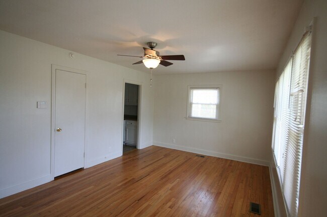Building Photo - Spacious Walltown House - All Appliances -...