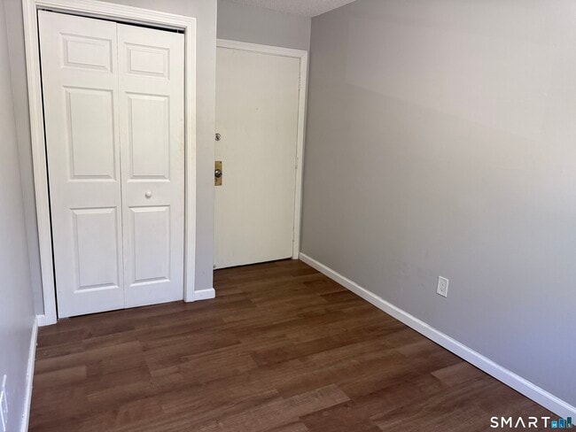 Building Photo - 682 Old Colony Rd