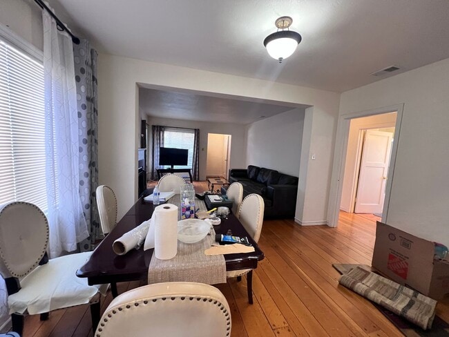 Building Photo - $1,000 OFF FIRST MONTH'S RENT!!!! Cozy 3 BD/2 BATH Single Family Home With 2 Floors Located in Al...