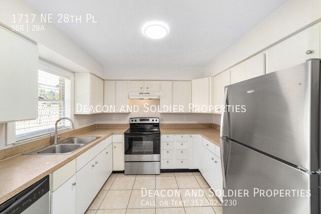 Building Photo - 1717 NE 28th Pl