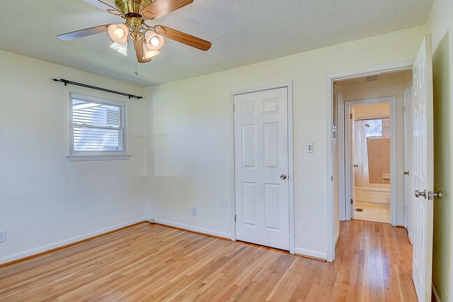 Building Photo - 3 BDRM / 2.5 BATH with FENCED BACKYARD - WINDSOR WOODS!