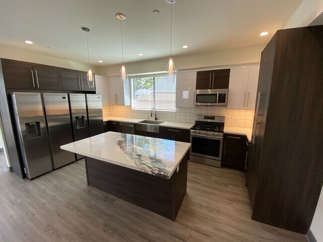 Building Photo - NEW SMART*4BD*4BA*TOWNHOME/ROOF DECK*CENTRAL AIR/HEAT*STAINLESS STEEL APPLIANCES*WASHER/DRYER IN ...