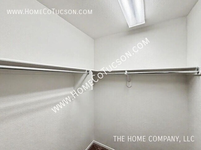 Building Photo - 2708 N Saramano Ln