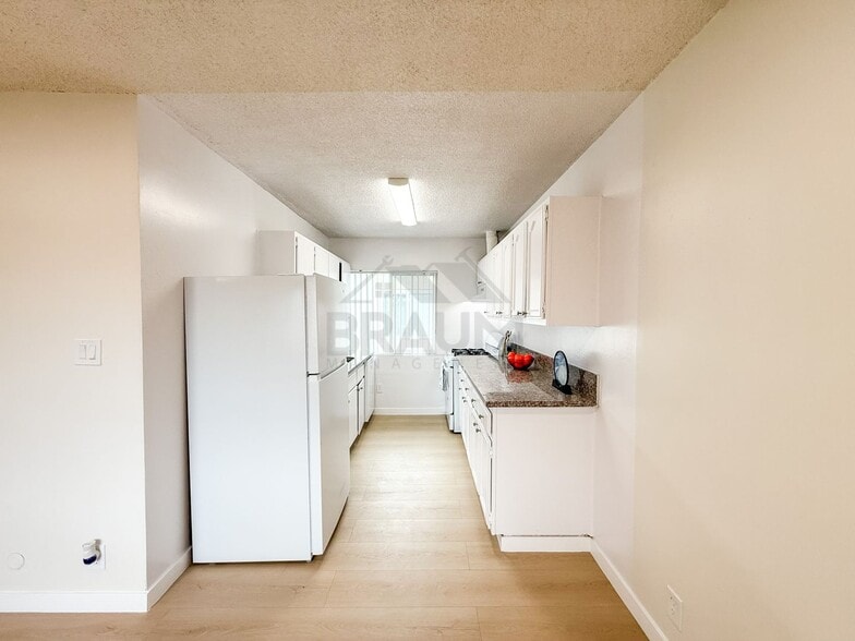 Building Photo - 13129 Oxnard St