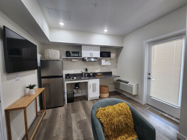 Primary Photo - 228 N Soto St