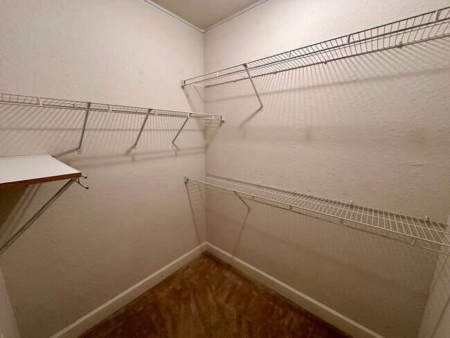 Building Photo - Chic 1-Bed, 1-Bath Apartment in the Heart ...