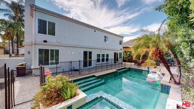 Building Photo - 4950 Densmore Ave