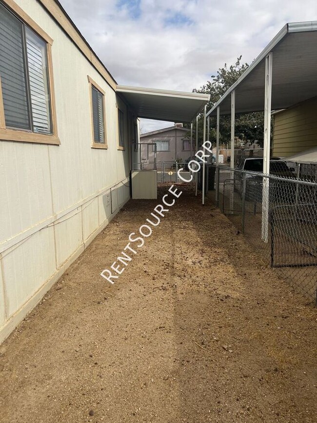 Building Photo - 3 Bedrom Mobile Home For Rent in Rosamond