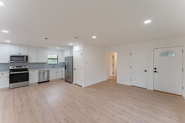 Building Photo - Incredible Windsor Park location right in the heart of Austin!