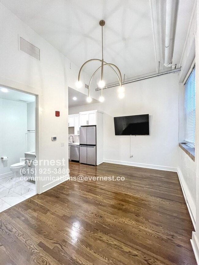 Building Photo - Cozy 1 Bed & 1 Bath Apartment in Nashville...