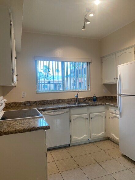 kitchen - 7856 E Linden Pl