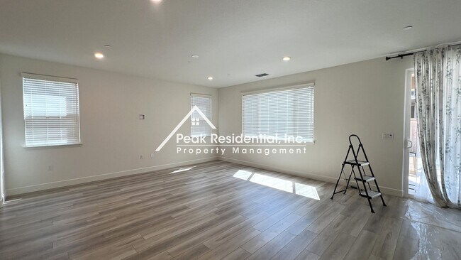 Building Photo - Still looks new. 4-bedroom home in North N...