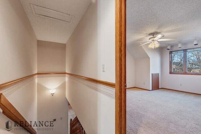 Building Photo - 220 N Yale Ave