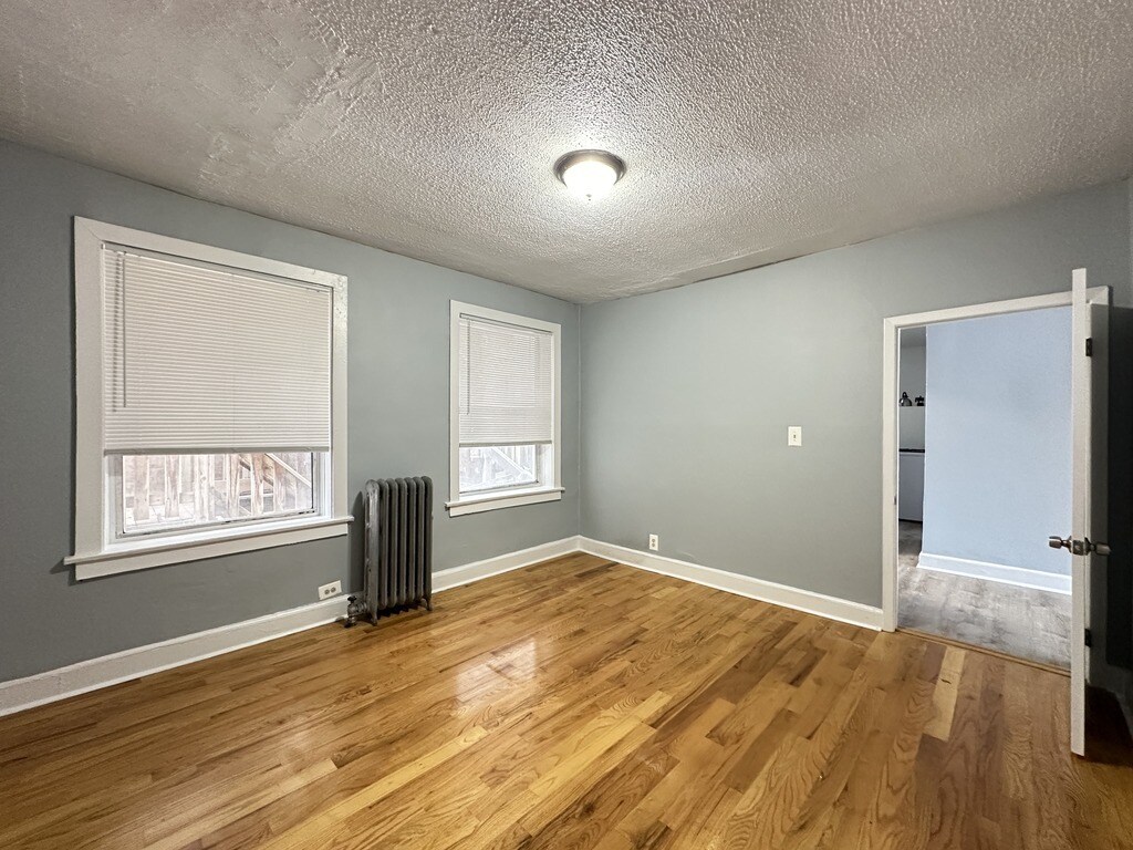 Building Photo - 5672 N Ridge Ave