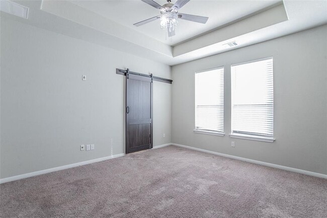 Building Photo - 921 Medina Wy