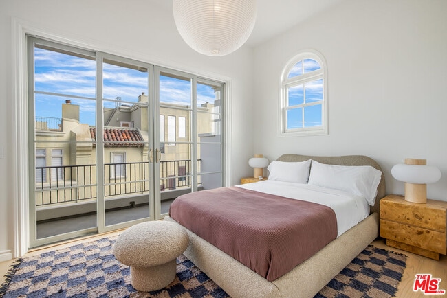 Building Photo - 5201 Vía Donte