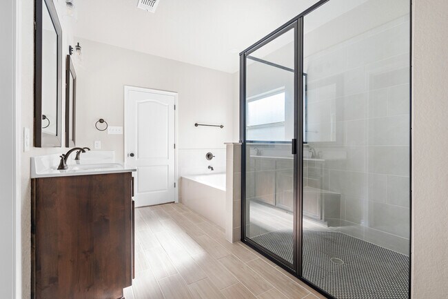 Building Photo - 602 Dred Roger Circle