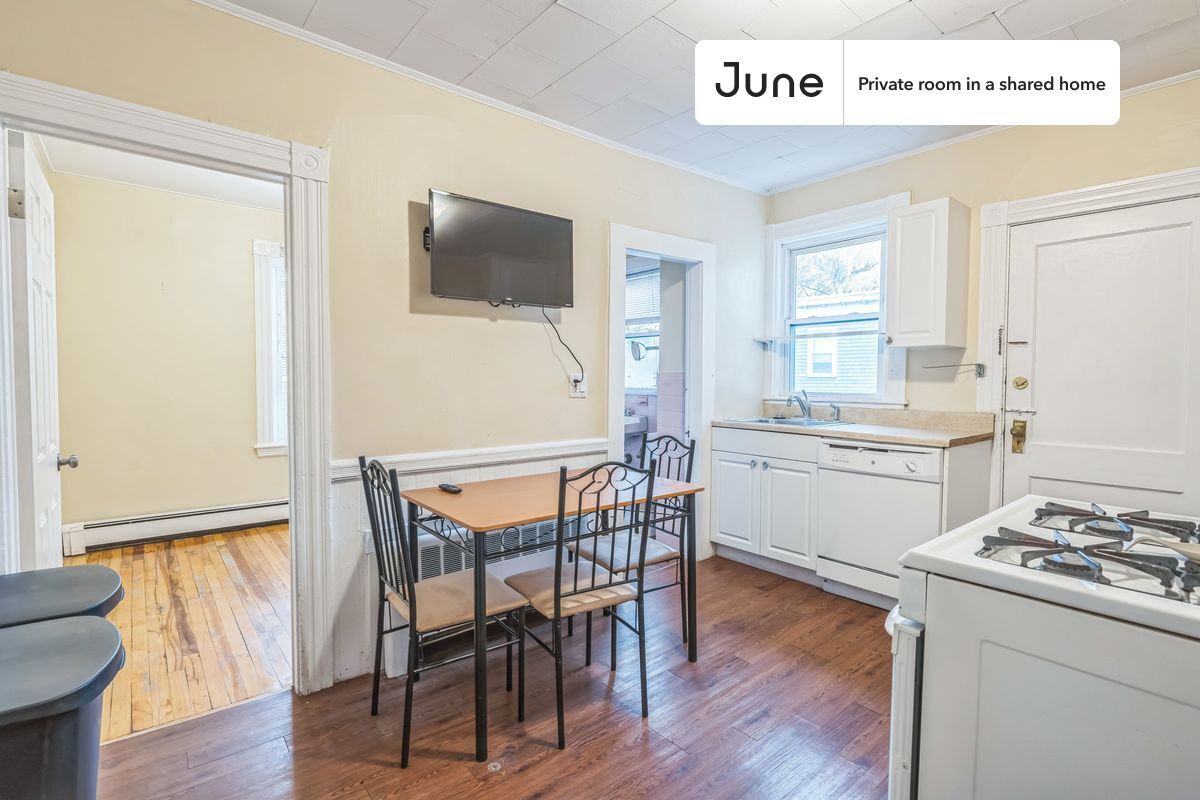 Building Photo - Room in Shared 4 bed/1 bath home