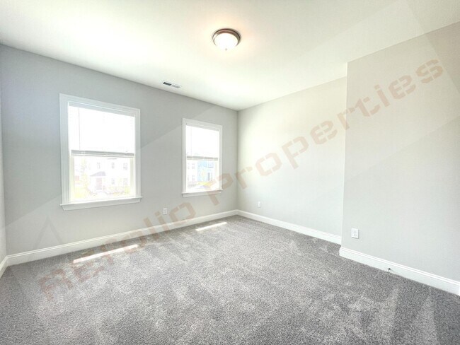 Building Photo - Gorgeous 4 Bedroom 3 Bath Home with Fiber ...