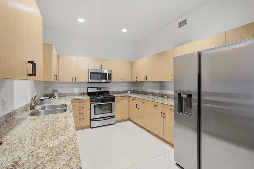 Building Photo - 917 S New Hampshire Ave