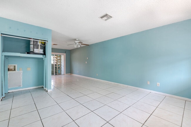 Building Photo - 2658 SE Amherst St