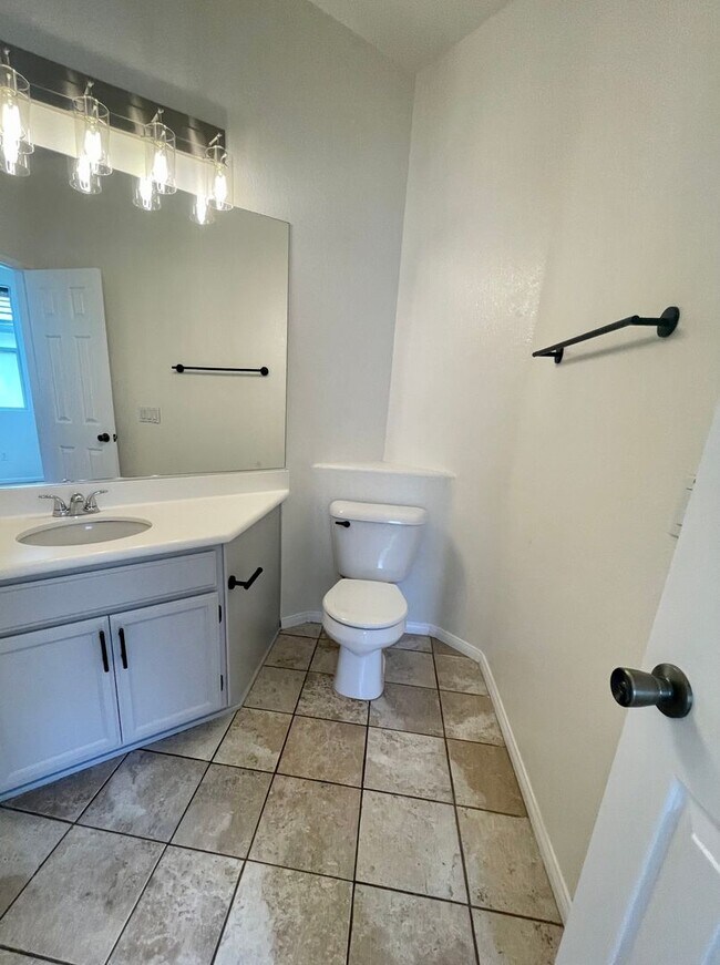 Building Photo - Impressive 2 Bdrm 2.5 Ba townhouse for ren...