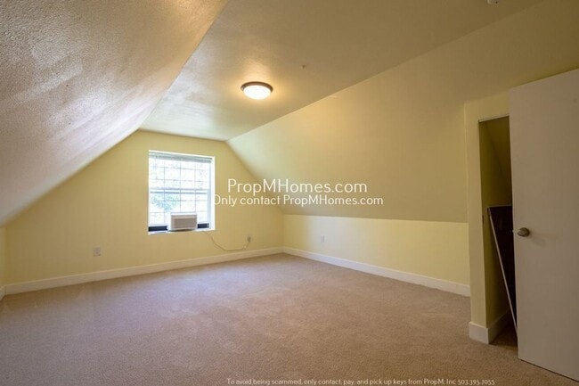 Building Photo - Charming 3-Bedroom Sanctuary in Vibrant Mo...