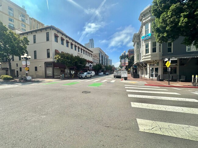Building Photo - Delightful And Quiet Junior 1 BD Condo In ...