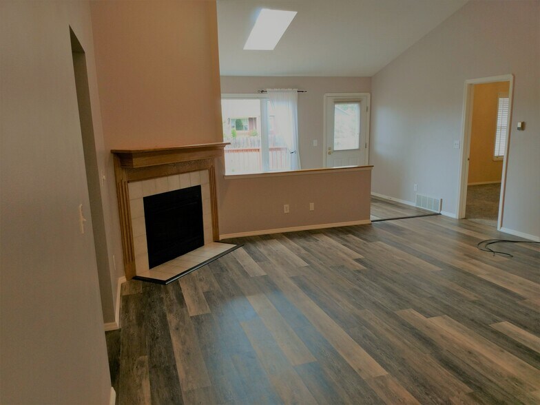 Building Photo - 310 N Sweetgrass Ave