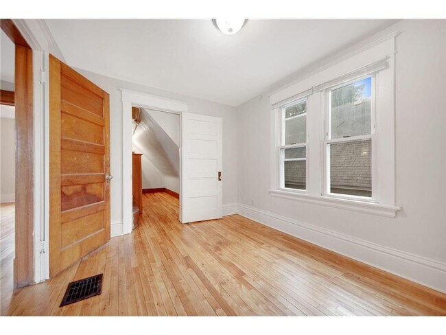 Building Photo - 804 Hawthorne Ave E